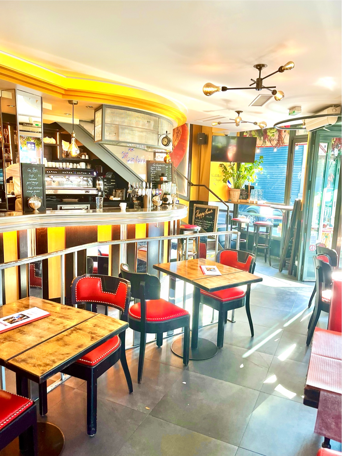 Intérieur de café rétro avec chaises rouges, comptoir jaune et mobilier vintage