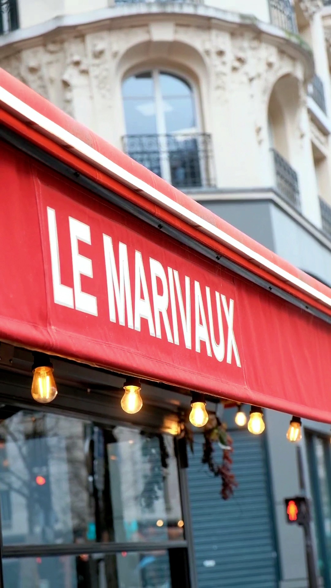 Façade du restaurant Le Marivaux avec enseigne rouge et lumières dorées