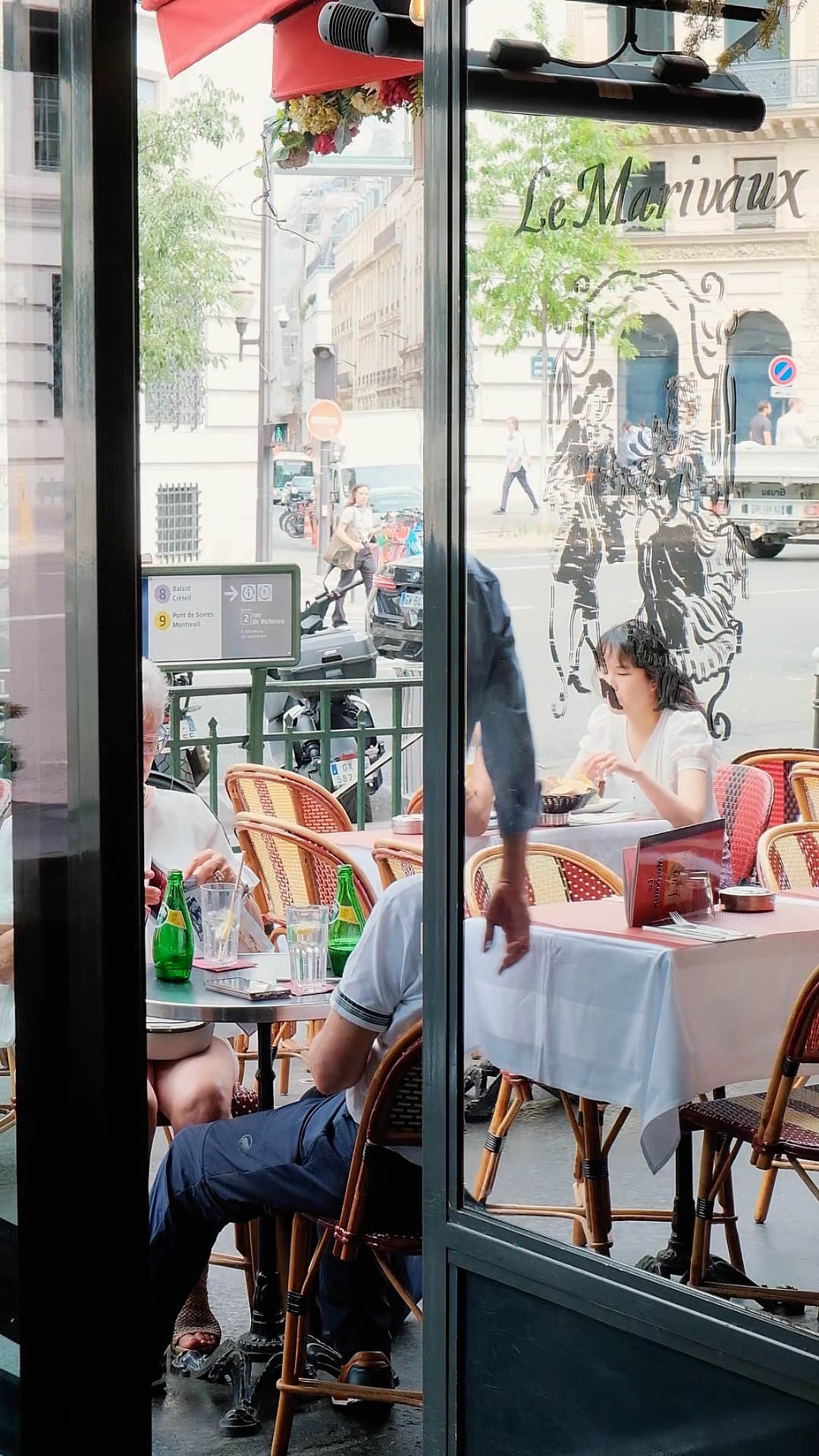 Terrasse du restaurant Le Marivaux à Paris, chaises bistrot rouges et tables blanches