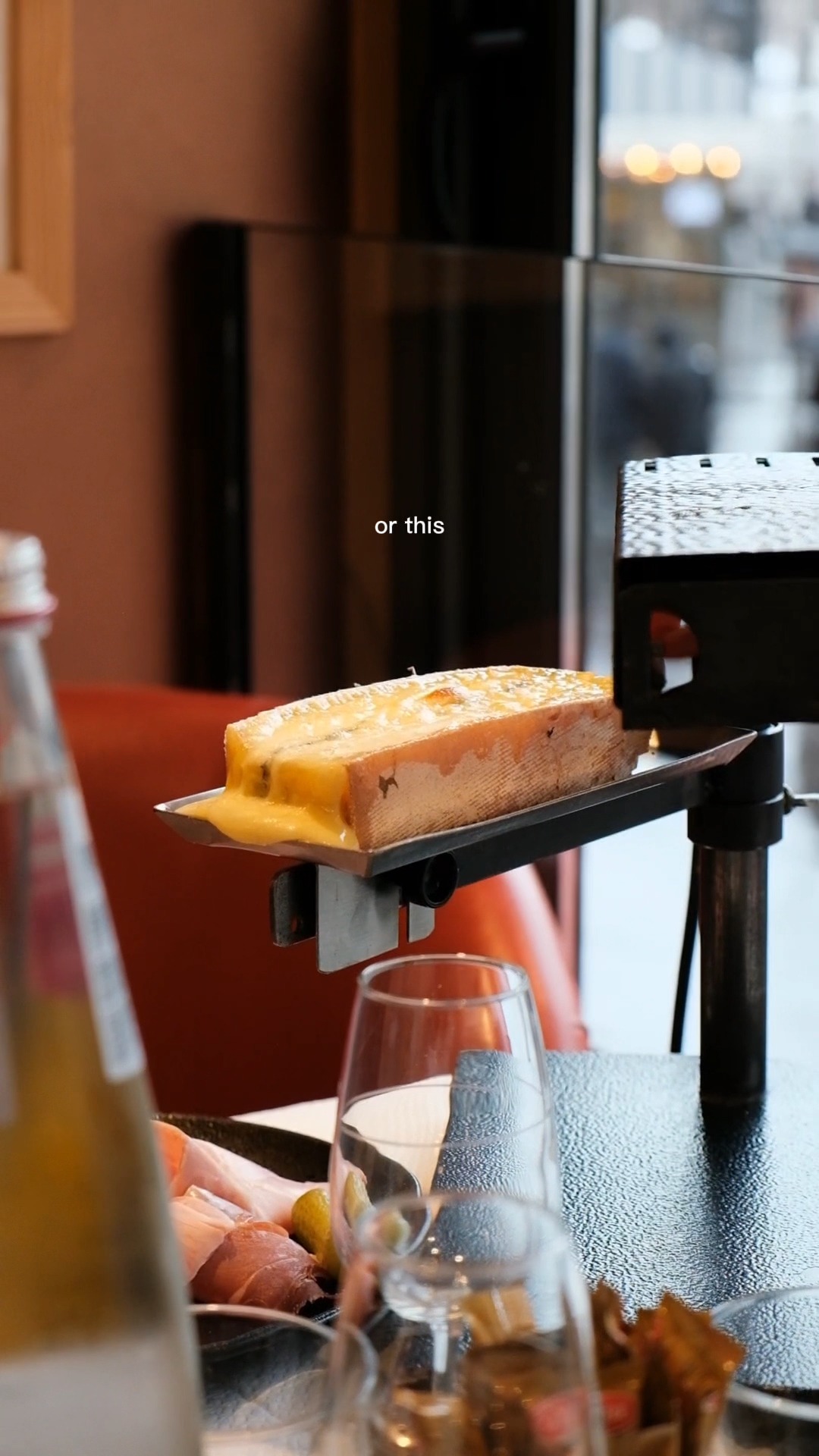 Terrine de foie gras poêlée avec sauce au jus, présentation gastronomique