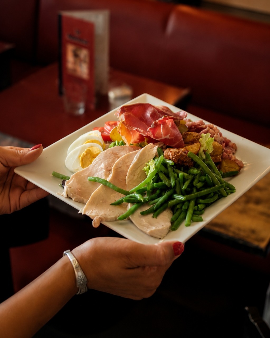 Assiette généreuse avec jambon de Parme, poulet, œuf et haricots verts frais