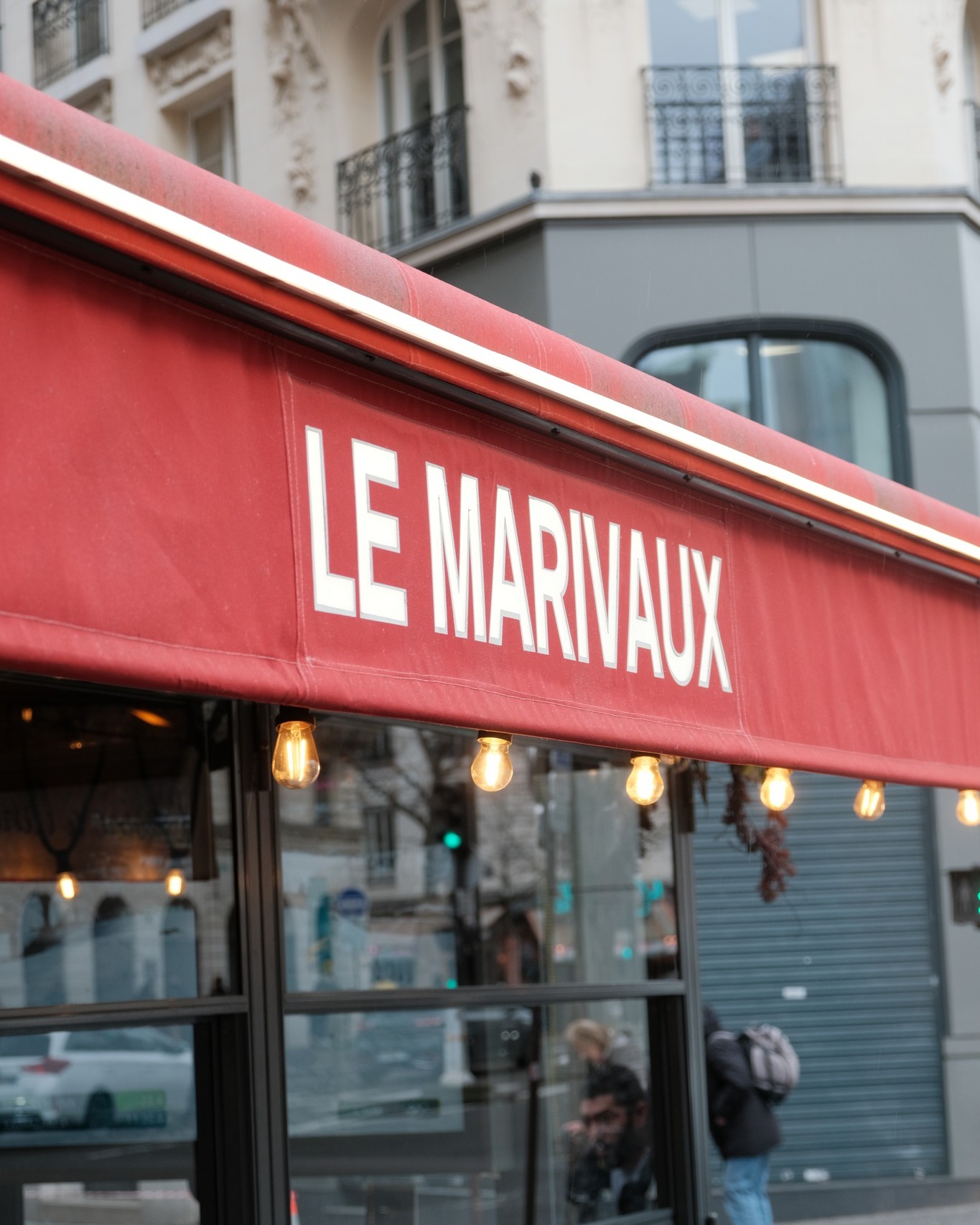 Façade du restaurant Le Marivaux à Paris avec enseigne rouge et lumières tamisées