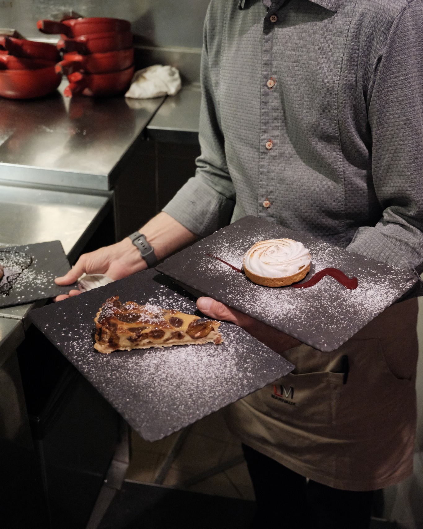 Desserts gastronomiques présentés sur ardoises noires avec sucre perlé