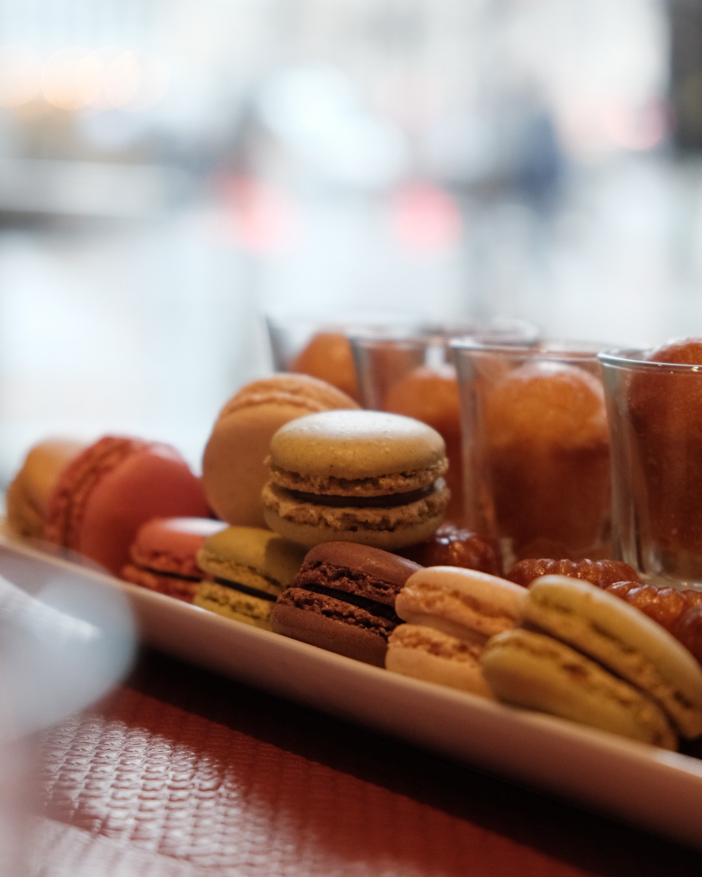 Assortiment de macarons et gourmandises sucrées au restaurant Marivaux
