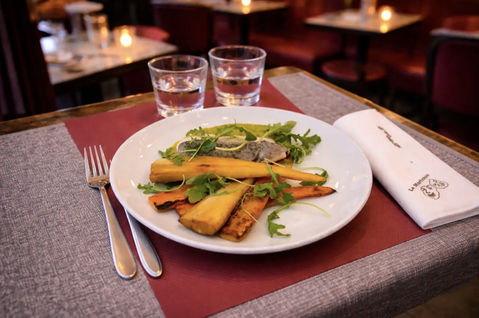 Assiette gastronomique au restaurant Marivaux : viande et légumes rôtis sur assiette blanche