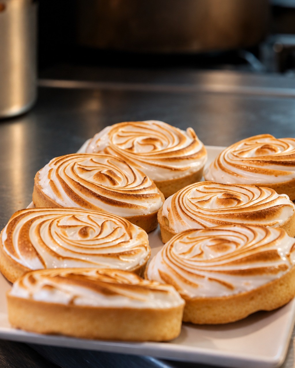 Tartelettes au caramel meringué dorées, desserts gourmands du restaurant Marivaux