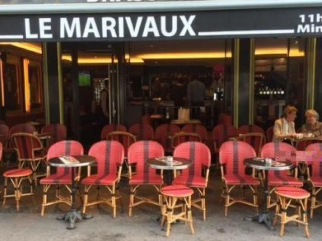 Terrasse du restaurant Le Marivaux avec chaises rouges et tables blanches