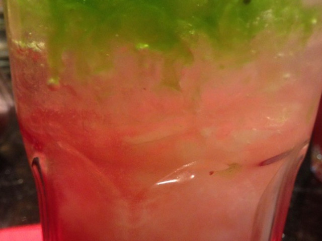 Cocktail rafraîchissant aux fruits rouges et herbes fraîches