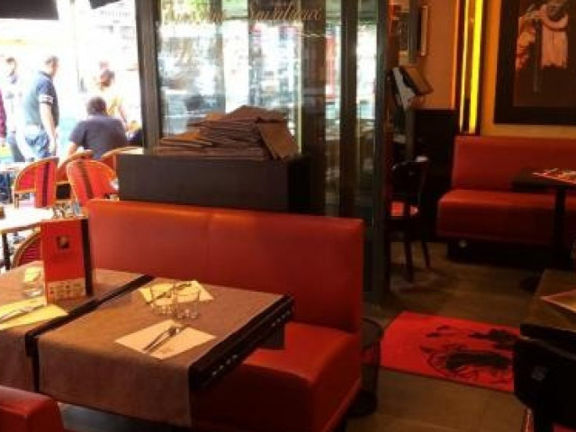 Intérieur de restaurant moderne avec banquettes rouges et mobilier design