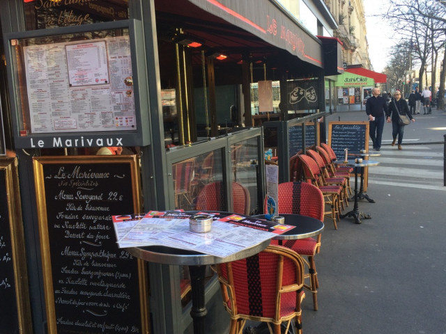 Terrasse du restaurant Le Marivaux à Paris avec tables et chaises bistrot rouges