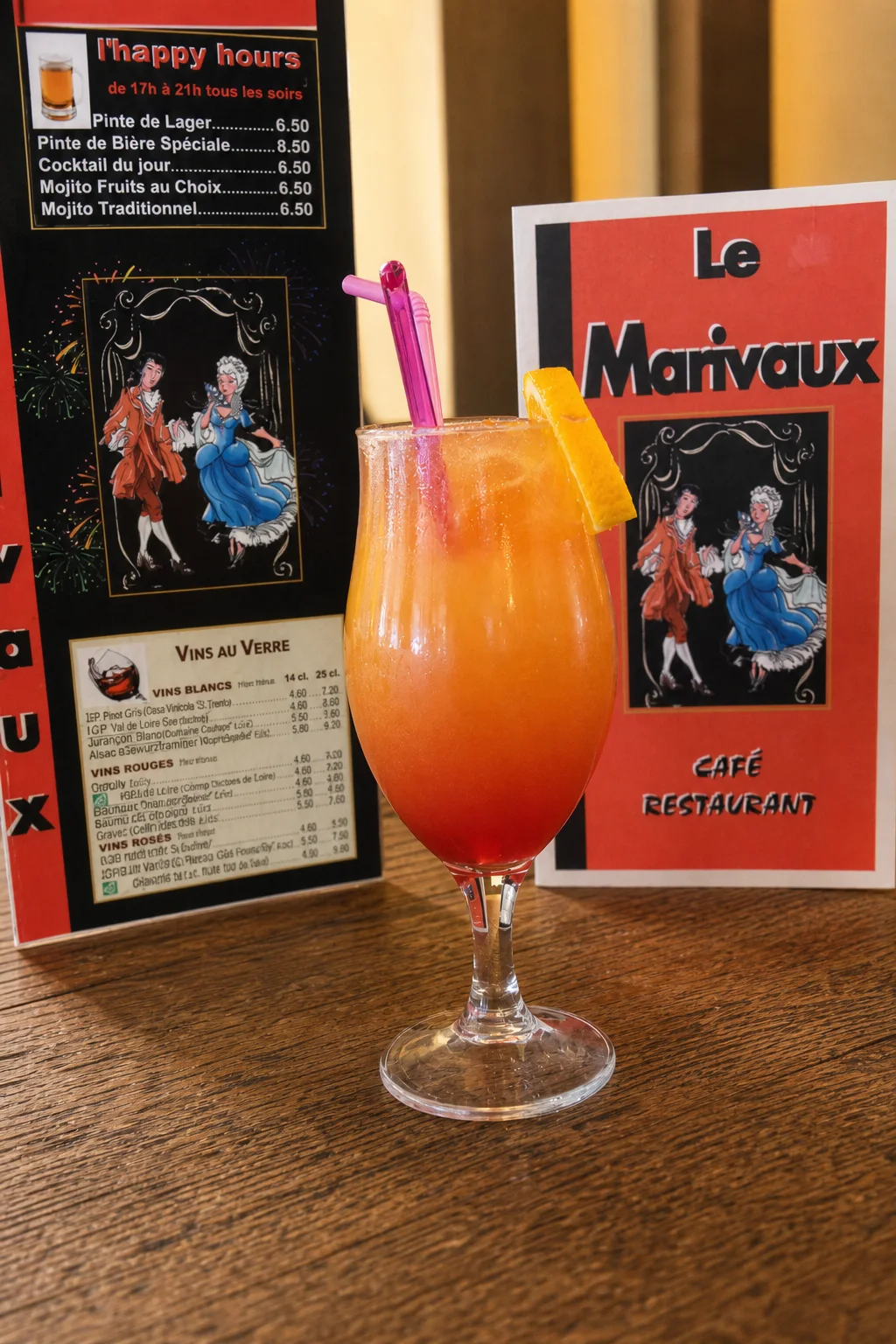 Cocktail happy hour Le Marivaux - boisson orange et rose en verre